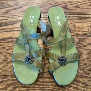 Munro women’s 11.5 N green strappy sandals